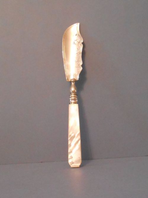 charming solid silver and mother of pearl butter knife 1899 - CATEGORY: ANTIQUE SILVER - DATED VICTORIAN