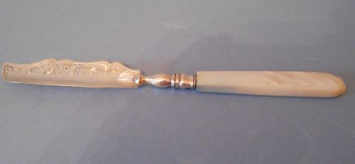CHARMING SOLID SILVER AND MOTHER OF PEARL BUTTER KNIFE 1899 - ADDITIONAL PHOTO 1