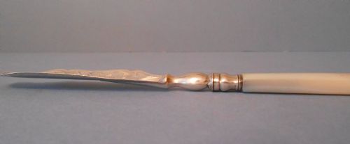 CHARMING SOLID SILVER AND MOTHER OF PEARL BUTTER KNIFE 1899 - ADDITIONAL PHOTO 4