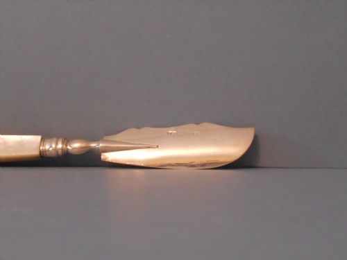 CHARMING SOLID SILVER AND MOTHER OF PEARL BUTTER KNIFE 1899 - ADDITIONAL PHOTO 2