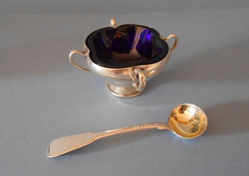 PAIR OF ANTIQUE SOLID SILVER SALTS BARNARD AND SPOONS - ADDITIONAL PHOTO 3
