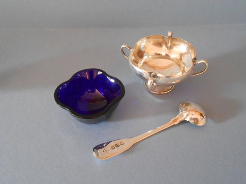 PAIR OF ANTIQUE SOLID SILVER SALTS BARNARD AND SPOONS - ADDITIONAL PHOTO 4