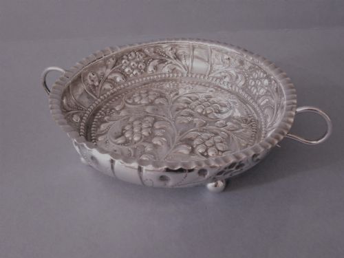 antique victorian solid silver wine taster or quaich - CATEGORY: ANTIQUE SILVER - DATED VICTORIAN