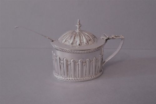 solid silver mustard with spoon - CATEGORY: ANTIQUE SILVER - DATED VICTORIAN