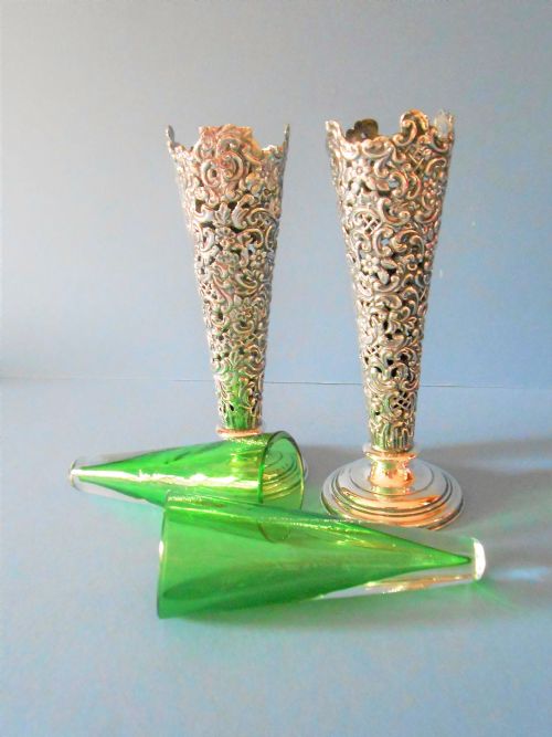 PAIR OF SOLID SILVER PIERCED VASES 1901 - ADDITIONAL PHOTO 3