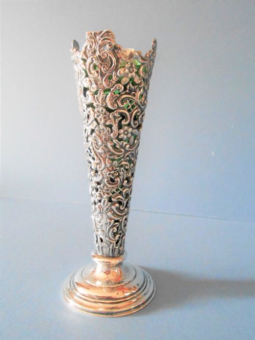 PAIR OF SOLID SILVER PIERCED VASES 1901 - ADDITIONAL PHOTO 4