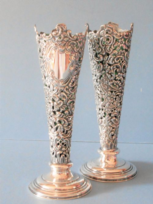 PAIR OF SOLID SILVER PIERCED VASES 1901 - ADDITIONAL PHOTO 5