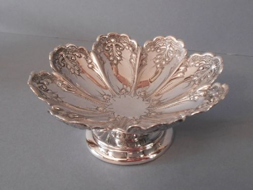 PAIR OF ANTIQUE VICTORIAN SOLID SILVER DISHES 1896 - ADDITIONAL PHOTO 5