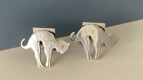 PAIR OF NOVELTY EDWARDIAN SOLID SILVER CAT MENU HOLDERS - ADDITIONAL PHOTO 3