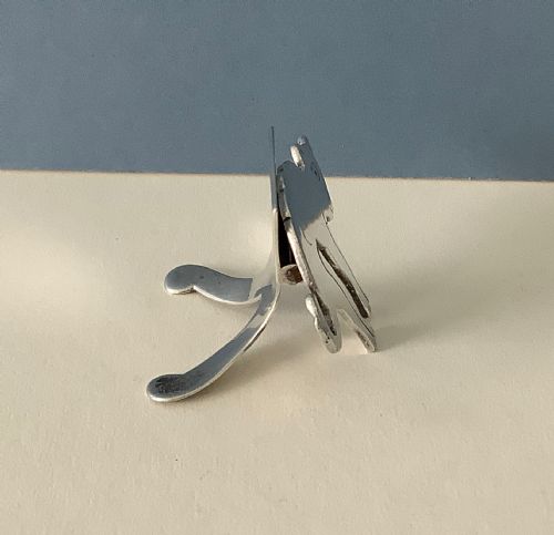 PAIR OF NOVELTY EDWARDIAN SOLID SILVER CAT MENU HOLDERS - ADDITIONAL PHOTO 4