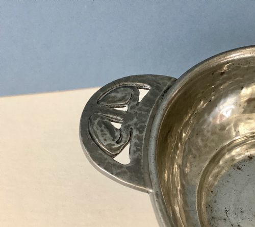 ANTIQUE LIBERTY PEWTER TUDRIC QUAICHE - ADDITIONAL PHOTO 4