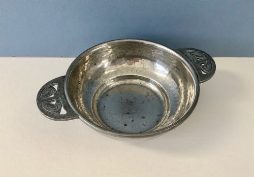 ANTIQUE LIBERTY PEWTER TUDRIC QUAICHE - ADDITIONAL PHOTO 6