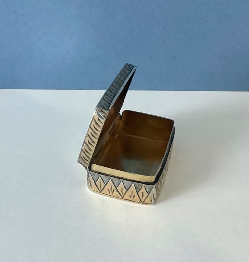 ANTIQUE VICTORIAN GILDED SILVER SNUFF BOX - ADDITIONAL PHOTO 2