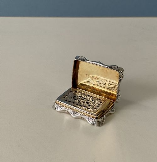 ANTIQUE SILVER CASTLE TOP VINAIGRETTE - ADDITIONAL PHOTO 4