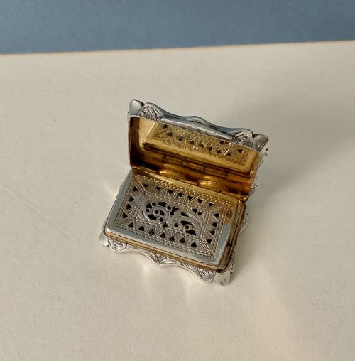 ANTIQUE SILVER CASTLE TOP VINAIGRETTE - ADDITIONAL PHOTO 6