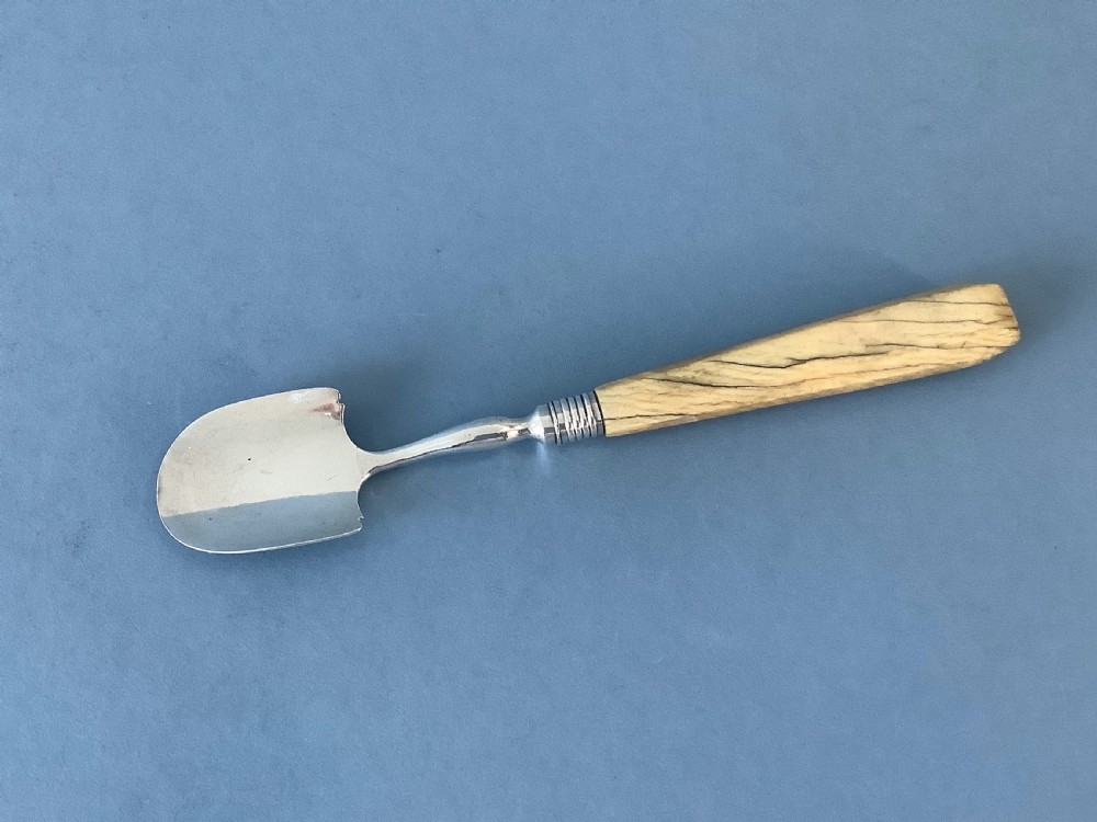 An antique Georgian sterling silver Stilton scoop featuring a spade-shaped hallmarked blade and a tapered smooth bone handle. View III