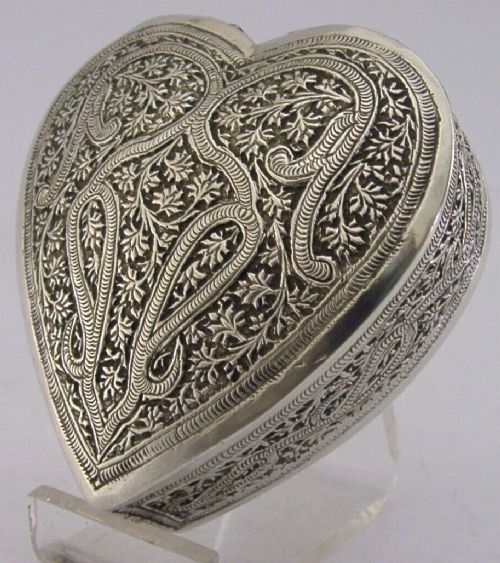 BEAUTIFUL INDIAN SOLID SILVER LOVE HEART TABLE BOX c1900 ANTIQUE 82g