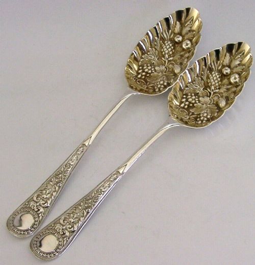 HEAVY 142g PAIR OF ENGLISH EDWARDIAN STERLING SILVER BERRY SERVING SPOONS 1902 ANTIQUE