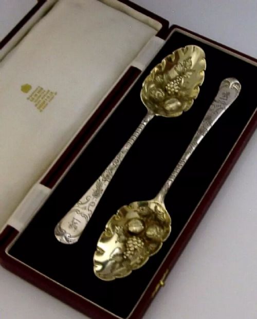 CASED PAIR OF STERLING SILVER ROBERTS FAMILY CRESTED BERRY SERVING SPOONS 1766