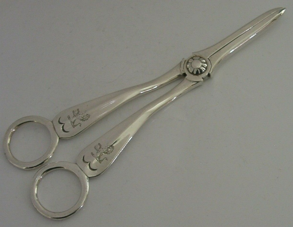 LION CRESTED VICTORIAN ENGLISH STERLING SILVER GRAPE SCISSORS SHEARS 1876 88g