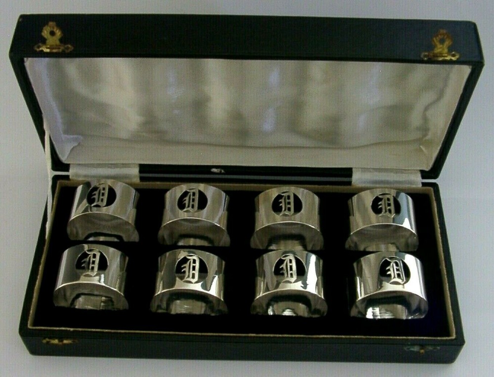 RARE CASED SET of EIGHT SOLID SILVER NAPKIN RINGS c1920 ART DECO GOTHIC D 140g