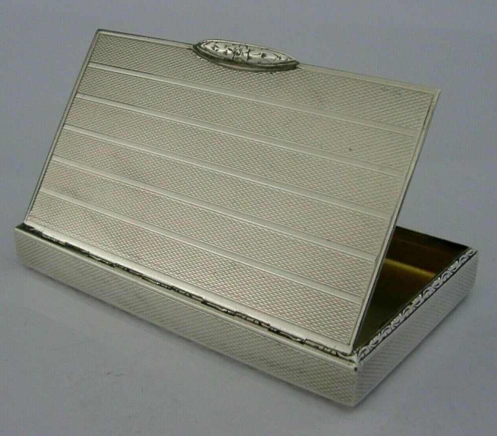 TOP QUALITY ART DECO STERLING SILVER ENGINE TURNED SNUFF BOX 1929 ANTIQUE 68g