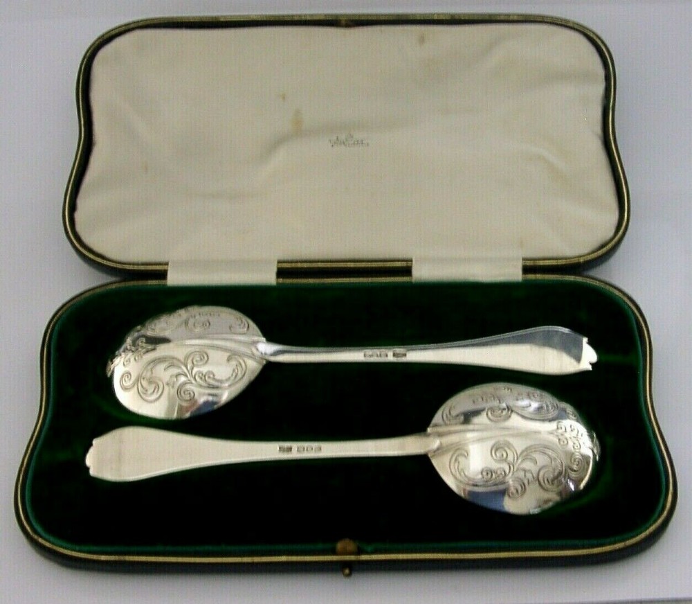 RARE ENGLISH STERLING SILVER SERVING SPOONS 1905 ANTIQUE CASED FANCY BACK 118g