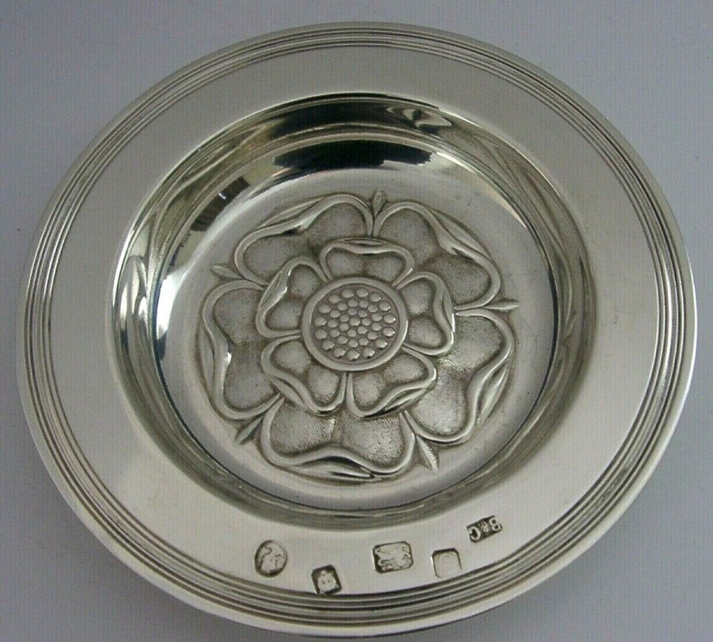 4.75inch ENGLISH SOLID STERLING SILVER TUDOR YORKSHIRE ROSE DISH 1953 LONDON 98g