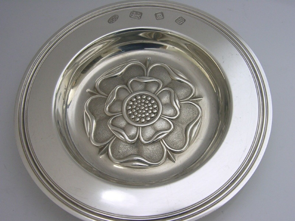 HEAVY ENGLISH STERLING SILVER TUDOR YORKSHIRE LANCASHIRE ROSE DISH 95g 1967