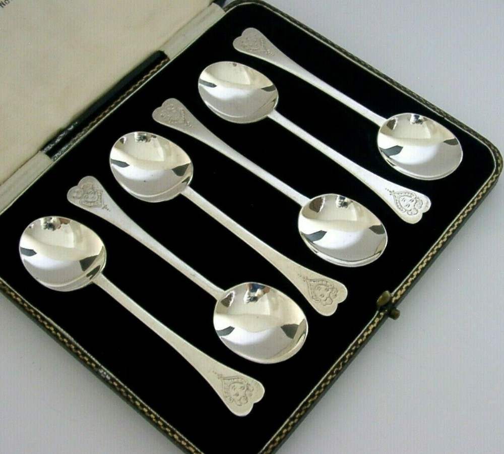 BEAUTIFUL ENGLISH STERLING SILVER CHERUB PURITAN SPOONS 1929 ANTIQUE 78g CASED