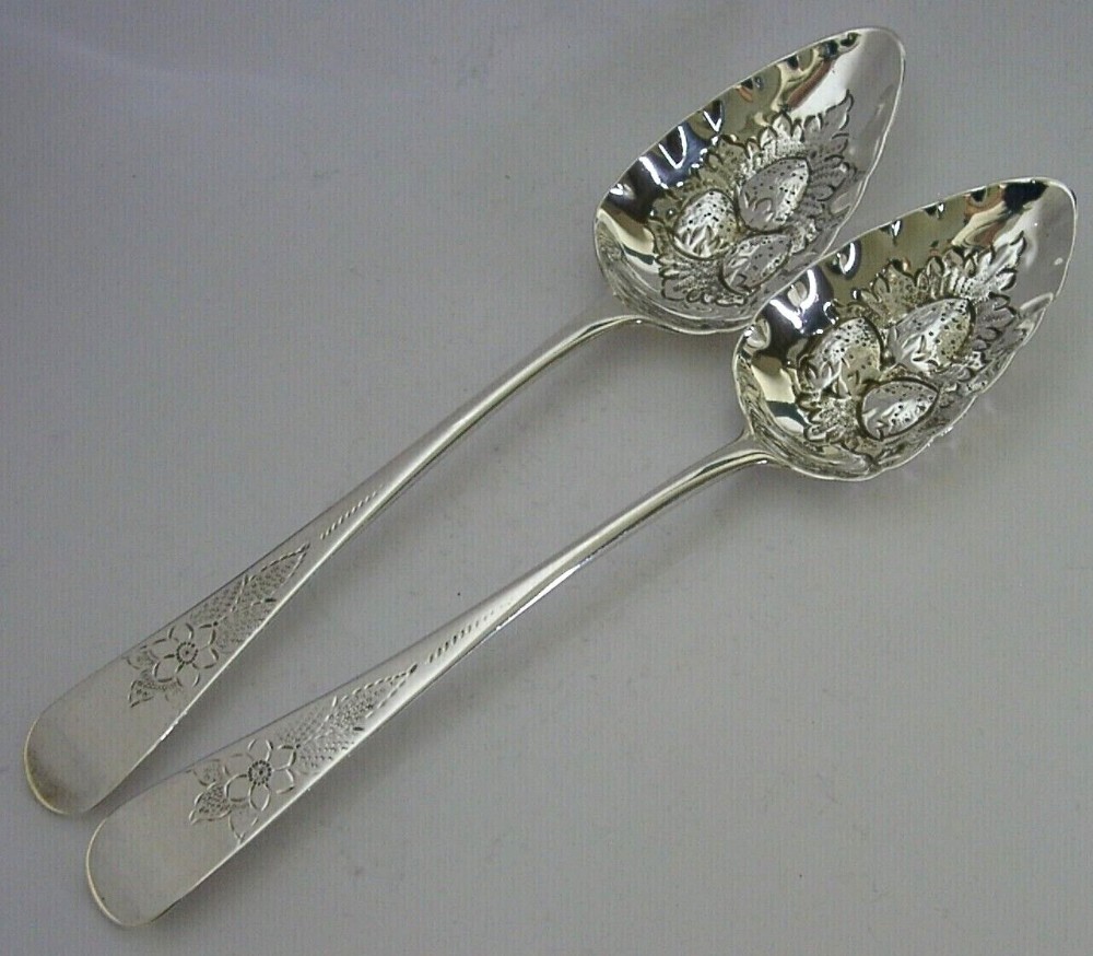 GEORGIAN STERLING SILVER BERRY STRAWBERRIES SERVING SPOONS 1802 ANTIQUE 112g