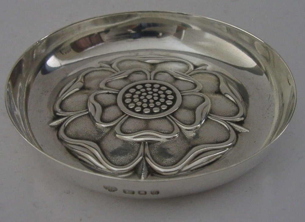 ENGLISH SOLID STERLING SILVER TUDOR YORKSHIRE ROSE DISH 1963 LONDON 48g