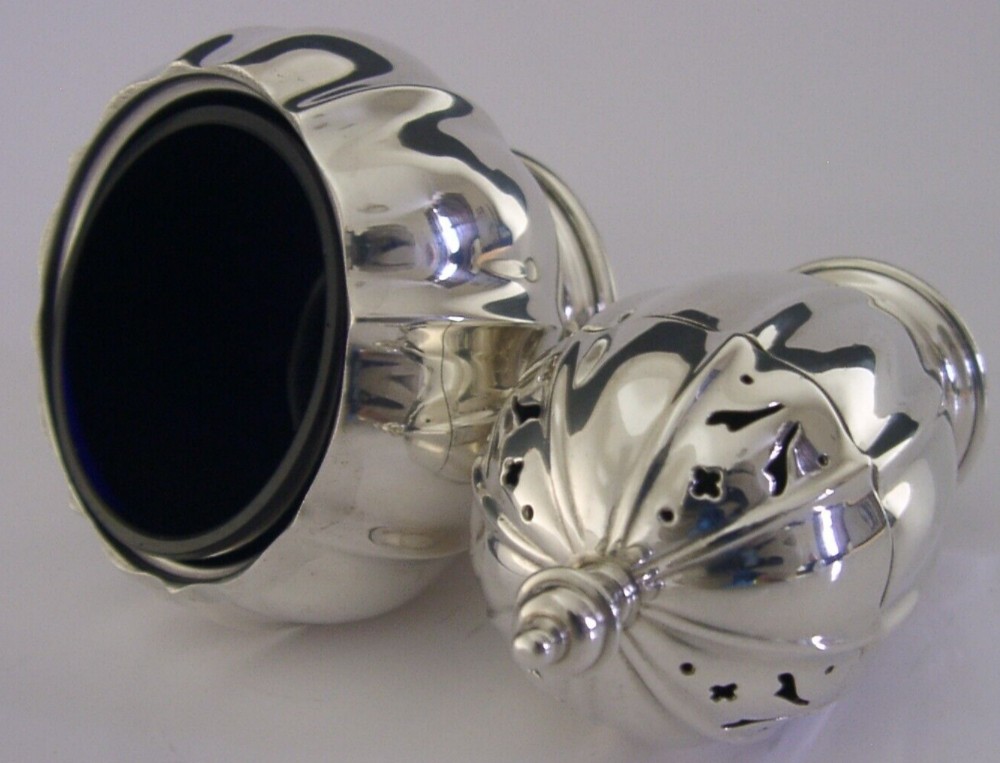 QUALITY STERLING SILVER SALT CELLAR & PEPPER POT CRUET 1968 ENGLISH 142g