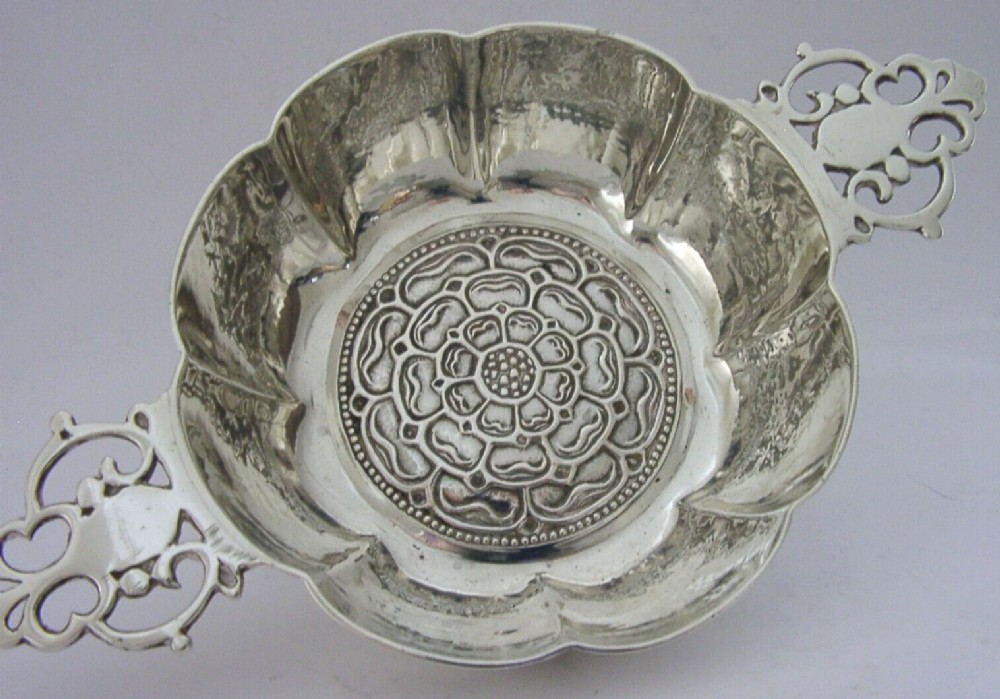 HEAVY 206g ENGLISH STERLING SILVER TUDOR ROSE QUAICH BOWL 1918 ANTIQUE
