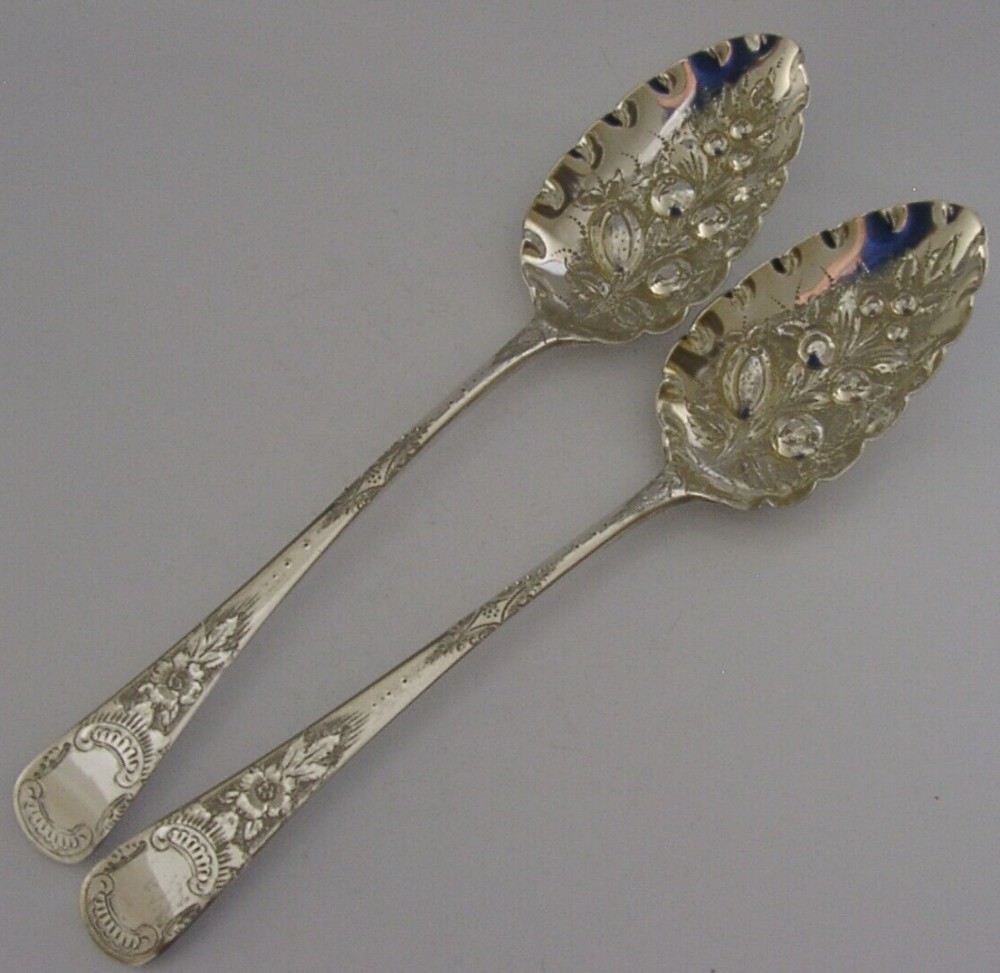 PAIR OF ENGLISH GEORGIAN STERLING SILVER BERRY SERVING SPOONS 1806 ANTIQUE 118g