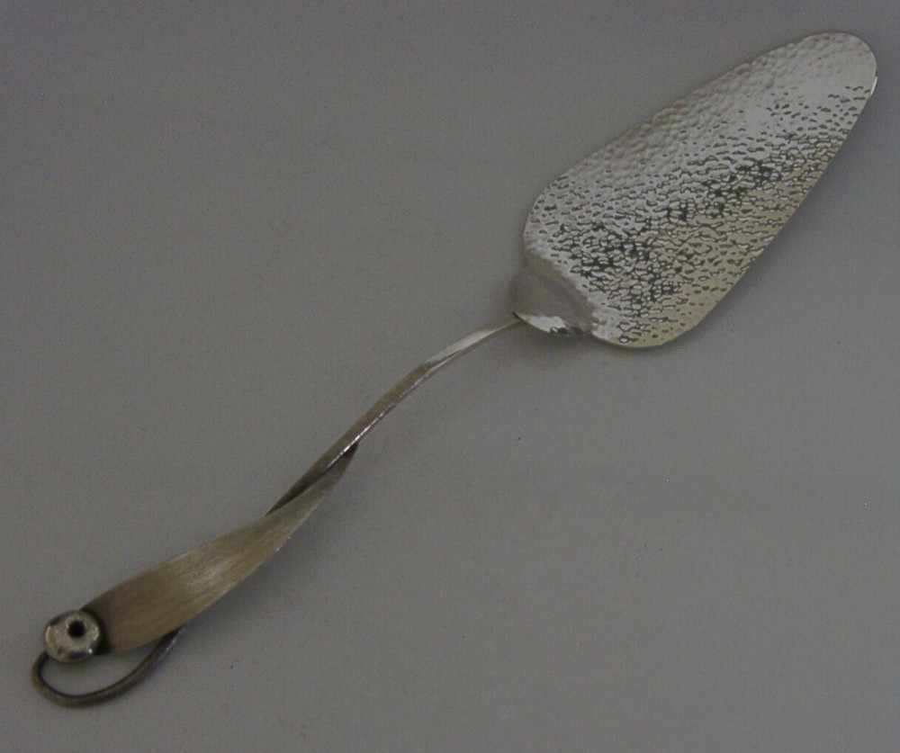 SARGISONS AUSTRALIAN SOLID SILVER ARTS & CRAFTS GUMNUT SERVER c1940 ANTIQUE