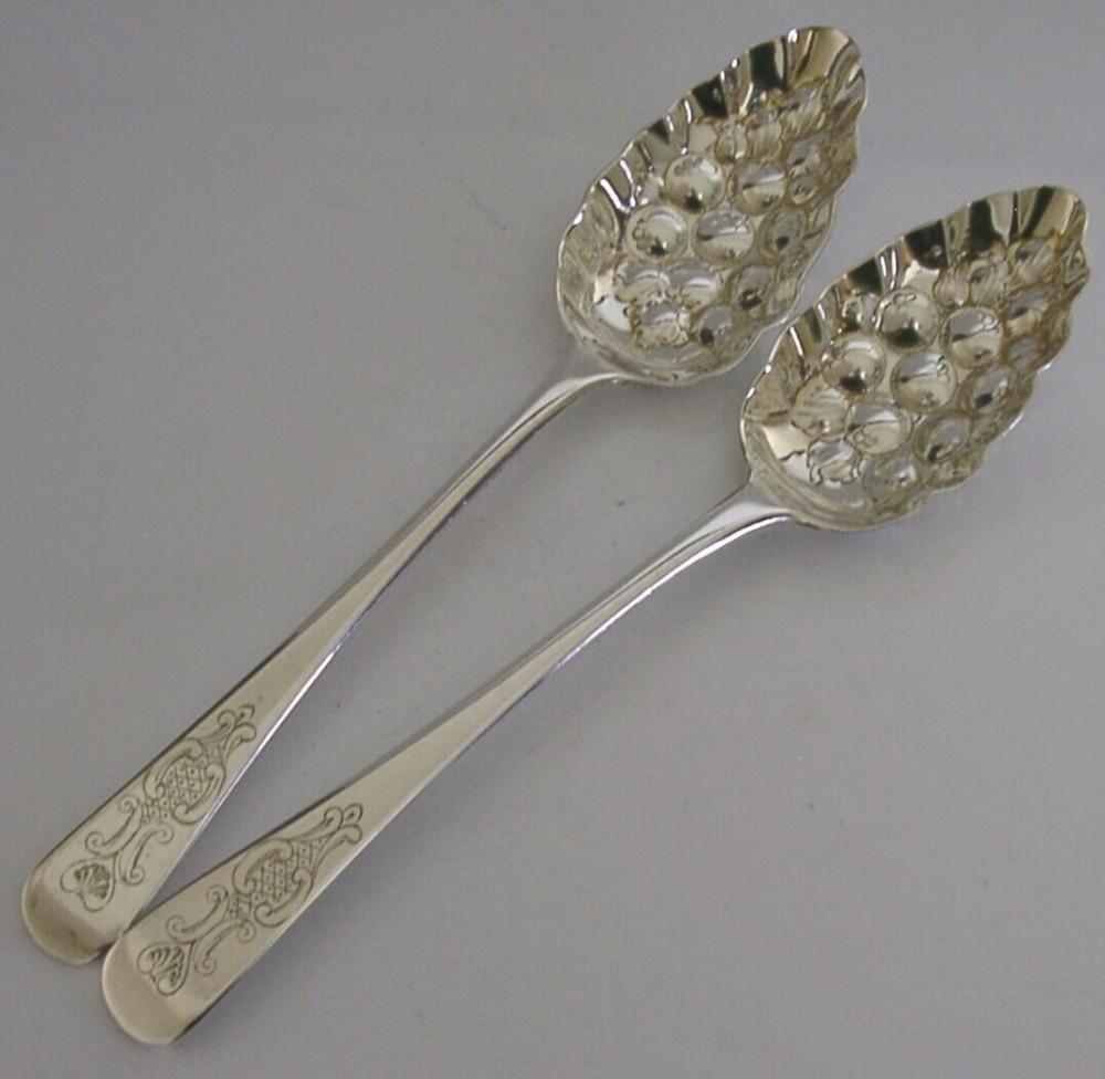 BEAUTIFUL PAIR OF GEORGIAN STERLING SILVER BERRY SERVING SPOONS 1801 ANTIQUE 116g