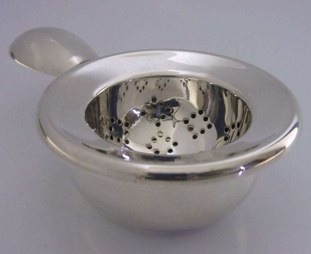 STYLISH MEXICAN STERLING SILVER TEA STRAINER AND DRIP BOWL STAND c1950
