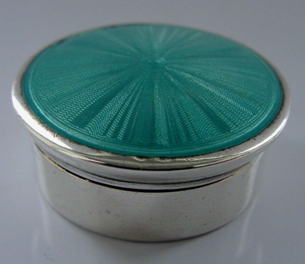 BEAUTIFUL ANTIQUE STERLING SILVER GREEN ENAMEL BOX 1929 ART DECO