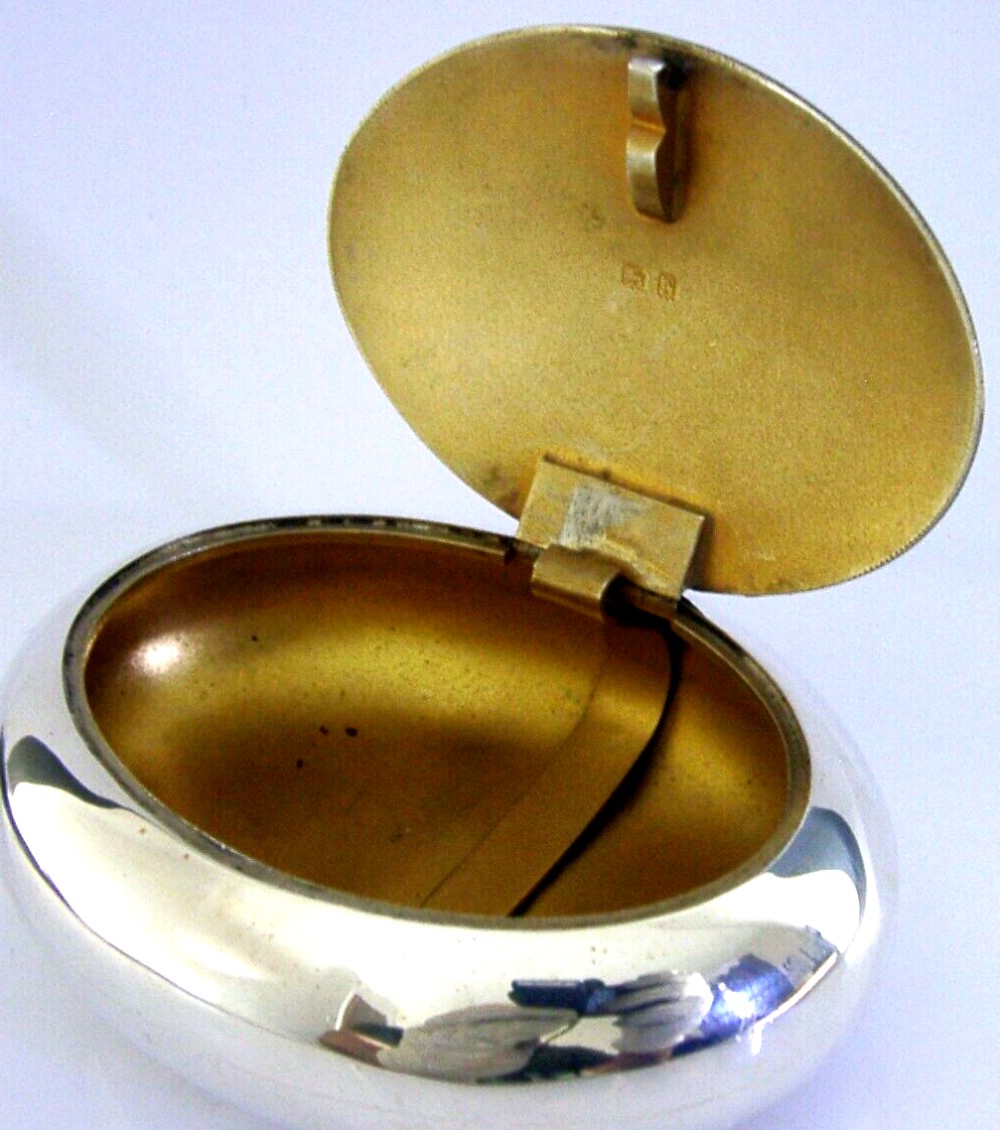 SUPERB ENGLISH ANTIQUE STERLING SILVER SQUEZZE TOBACCO SNUFF BOX 1937 92g PEBBLE