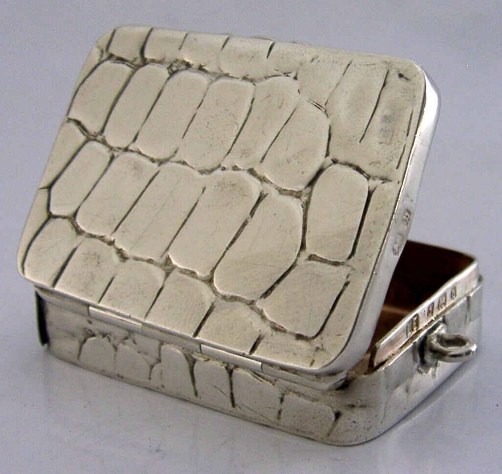 RARE ENGLISH EDWARDIAN SOLID STERLING SILVER VESTA CASE 1901 ANTIQUE