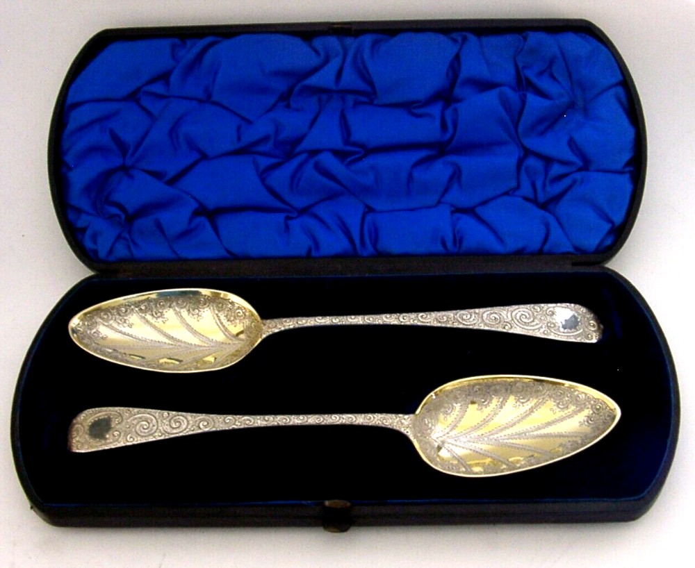 CASED PAIR OF GEORGIAN STERLING SILVER SERVING SPOONS 1794 ANTIQUE 110g CASED