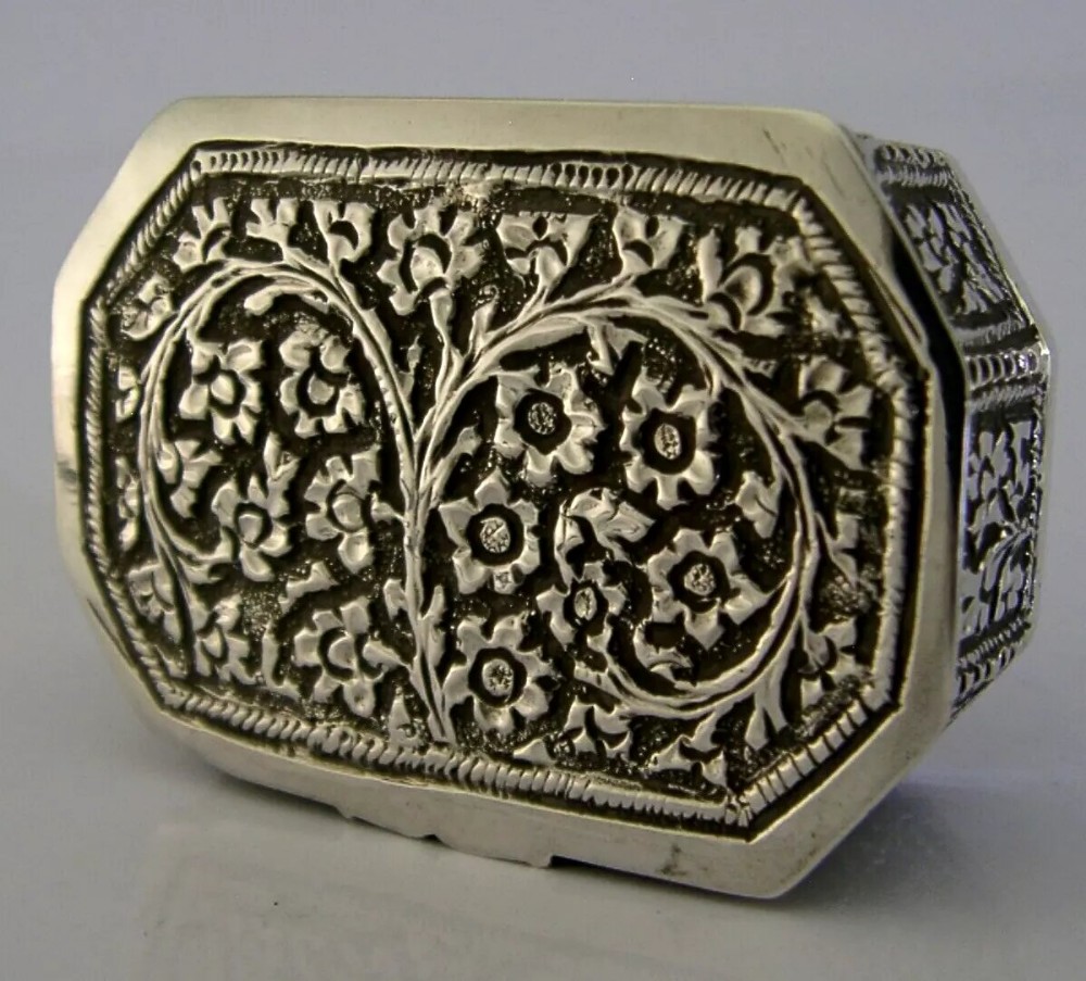 LOVELY INDIAN SOLID SILVER BOX c1890 ANTIQUE 32g KUTCH