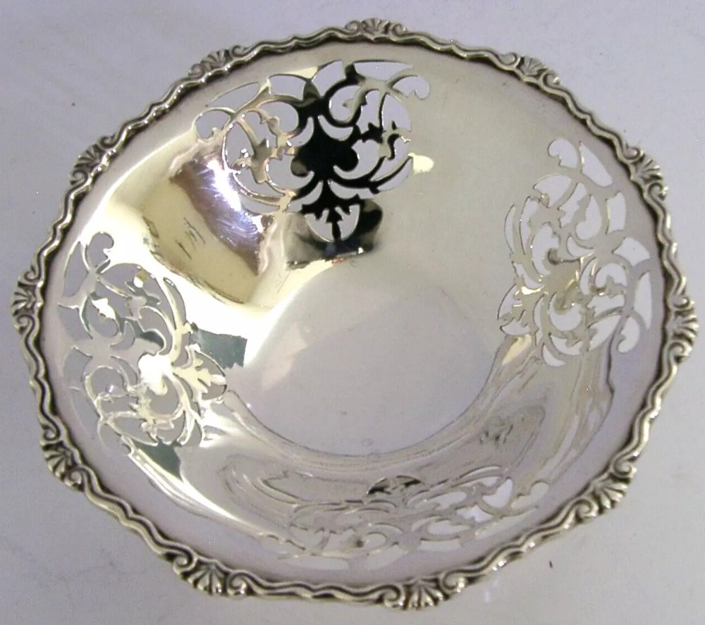 BEAUTIFUL ENGLISH SOLID STERLING SILVER NUT BON BON DISH BOWL 1962 100g