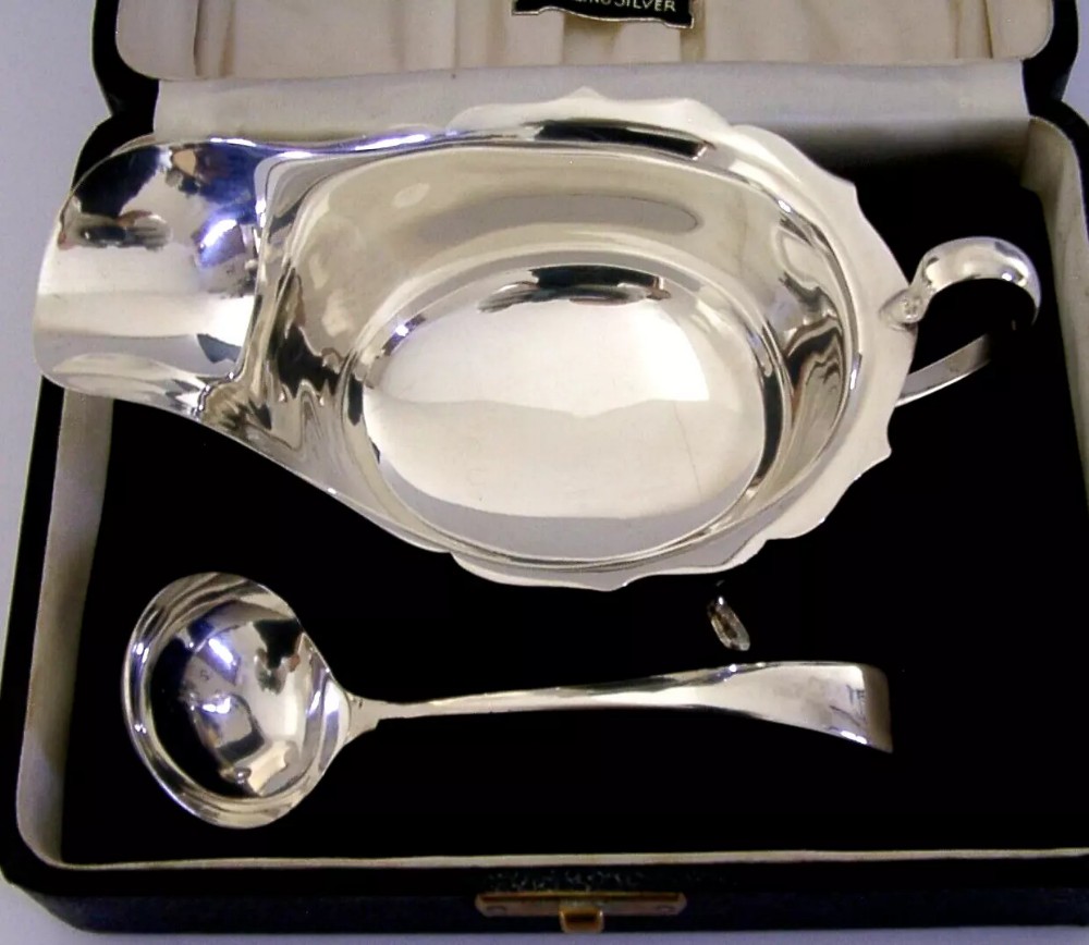 SUPERB CASED ENGLISH STERLING SILVER SAUCE BOAT JUG & LADLE 1957 VINER'S 132g