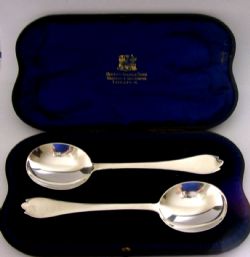 PAIR OF STERLING SILVER SERVING SPOONS RAT TAIL TREFID 1908 ANTIQUE 102G CASED LIVERPOOL