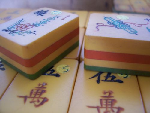 fig 1. BEECH CASED 1920s MAH JONG SET WITH 166 TILED