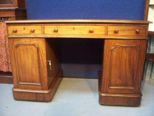 Victorian Mahogany 9 Drawer Leather Top Twin Pedestal Desk