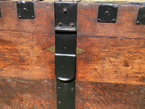 OAK AND METAL BOUND SILVER CHEST 19TH CENTURY - ADDITIONAL PHOTO 3