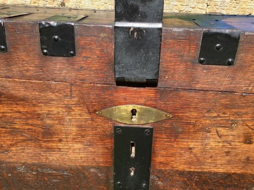 OAK AND METAL BOUND SILVER CHEST 19TH CENTURY - ADDITIONAL PHOTO 4
